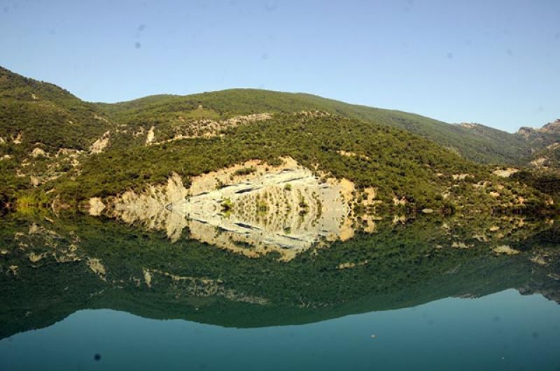 Η απόλυτη αντανάκλαση της φύσης στη λίμνη Καστρακίου (φωτο)