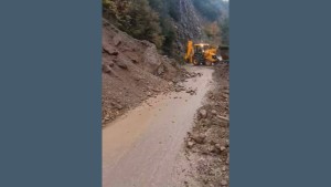 Κατολίσθηση κοντά στο Βαλτσόρεμα στην Επαρχιακό Οδό Θέρμου – Πλατάνου (φωτο)