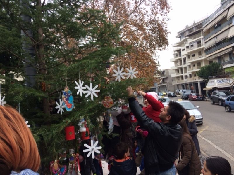 Μαθητές του 2ου Παιδικού  Σταθμού  και του17ου Δημοτικού Σχολείου Αγρινίου στόλισαν,  το πρωί, με δικές τους δημιουργίες το δέντρο στην πλατεία Τρία Φανάρια.