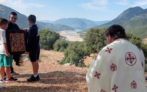 Εικόνα που συγκινεί: Ιερέας γονάτισε μπροστά στην άδεια λίμνη Μόρνου, παράκληση για τέλος στην ανομβρία