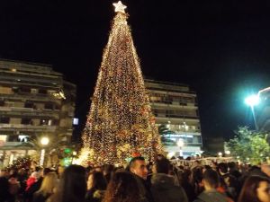 Πλήθος κόσμου στο κέντρο του Αγρινίου για το άναμμα του δέντρου (βίντεο,φωτο)