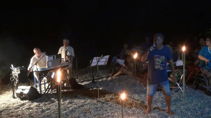 Συναυλία στην παραλία της Ακράτας κάτω απο το Αυγουστιάτικο φεγγάρι με συμμετοχή του Αγρινιώτη Τραγουδοποιού Βασίλη Κολοβού