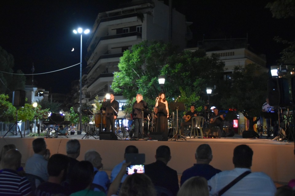 Θαυμάσια συναυλία στην πλατεία Δημοκρατίας σε ένα ακόμη αφιέρωμα στον Αγρινιώτη στιχουργό Πυθαγόρα Παπασταματίου από τον Χρήστο Παντούλα και τους συνεργάτες του