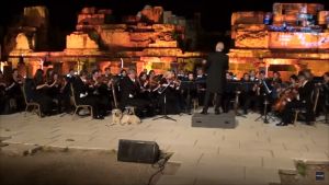 Βίντεο: Σκυλί διακόπτει συναυλία κλασικής μουσικής και παίρνει την… καλύτερη θέση - Ξεκαρδιστικό