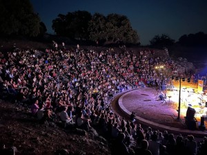 Μια βραδιά… σαν «Παραμύθι» στο αναστηλωμένο αρχαίο θέατρο Οινιαδών