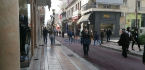 Αγρίνιο: Αυξημένη η κίνηση στο κέντρο, συγκρατημένοι οι καταναλωτές (εικόνες)