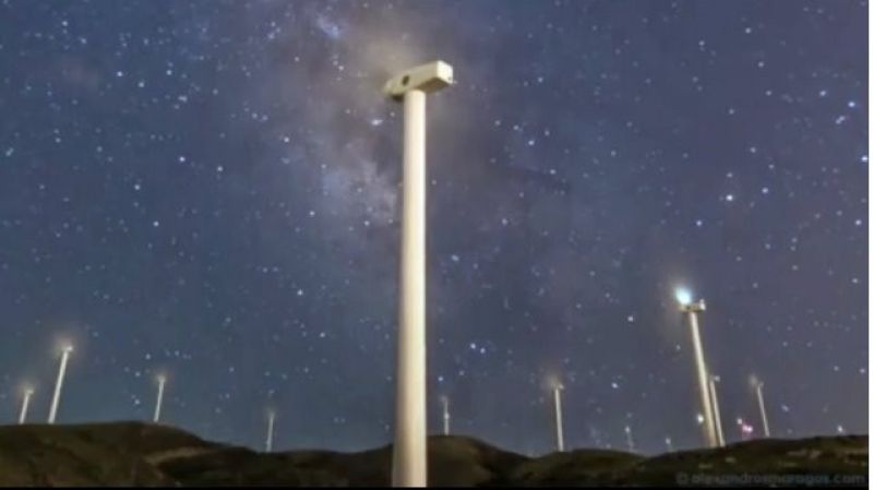 Παναχαϊκό: To Milky Way πάνω από το μεγαλύτερο αιολικό πάρκο της Ελλάδας (video)