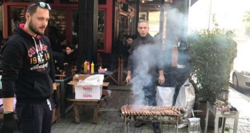 Απίθανο γλέντι στήνεται στον πεζόδρομο της Ηλίας Ηλιού (Φωτορεπορτάζ του AgrinioTimes.gr)