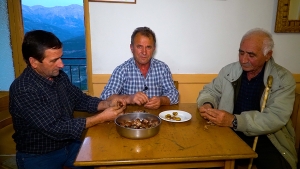 Ψήνουμε κάστανα - Στο χωριό του Θανάση (Βίντεο)