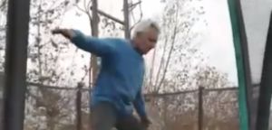 Αγρίνιο: Παππούς “λάστιχο” εντυπωσιάζει με τις επιδείξεις του στο τραμπολίνο (βίντεο)