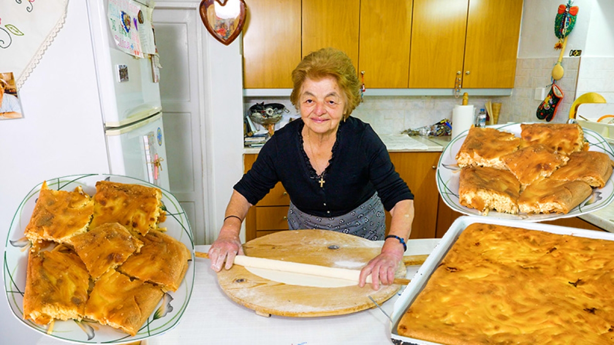 Παραδοσιακή Μακαρονόπιτα στη Στόφα, από την Κυρά Κούλα | Greek Food | Video