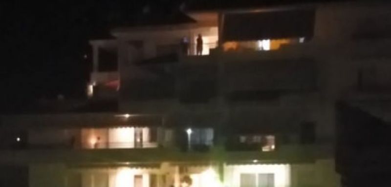 Αγρίνιο: Ανάσταση στα μπαλκόνια με αναμμένα κεριά και βεγγαλικά! (ΦΩΤΟ + VIDEO)