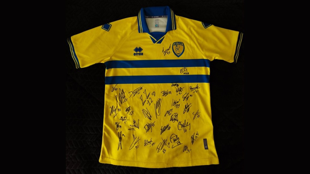 Ο Παναιτωλικός τίμησε τον Βαγγέλη Τσάκαλο με επετειακή φανέλα υπογεγραμμένη από όλους τους παίκτες