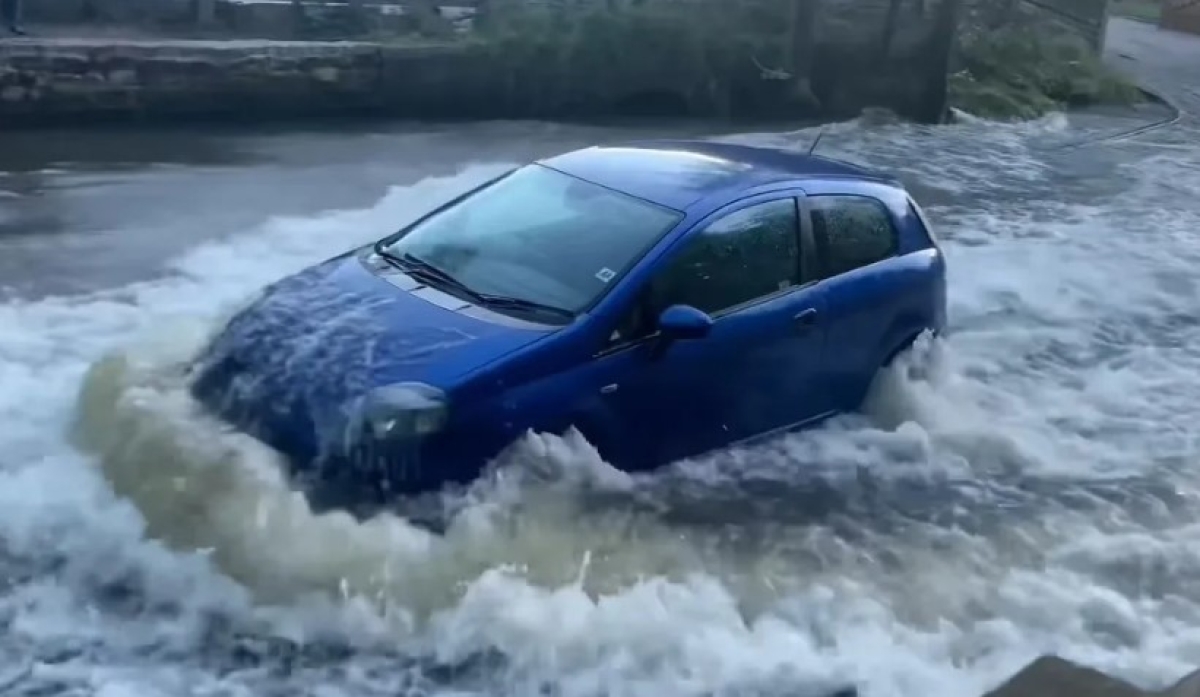 Τι γίνεται αν περάσεις με το αυτοκίνητο μέσα από πολύ νερό;