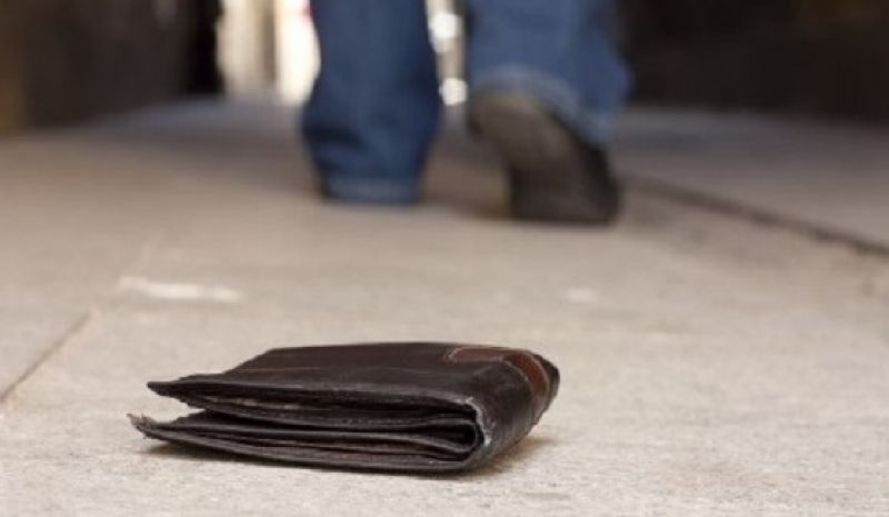 Αγρίνιο: Μάθημα ήθους από αστυνομικό – Παρέδωσε πορτοφόλι με 5.000 ευρώ!