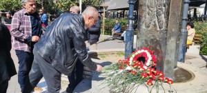 ΠΕΑΕΑ – ΔΣΕ: Κόκκινα γαρύφαλλα στη μνήμη των «120» που εκτελέστηκαν τη Μ. Παρασκευή του 1944 στο Αγρίνιο