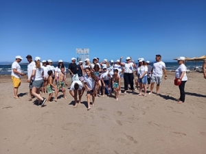 Εθελοντές καθάρισαν την παραλία στο Διόνι (φωτο)