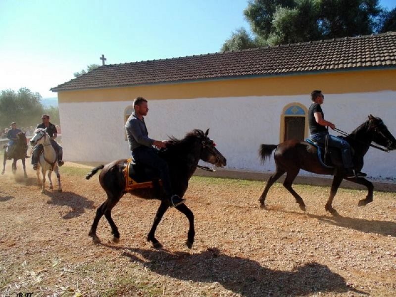 Βόνιτσα: Του Αι Γιώργη αύριο και αναβιώνει το έθιμο με τα άλογα (video)