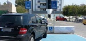 Παρκάρισμα σε θέσεις ΑΜΕΑ: Αφαίρεση διπλώματος και άδειας οδήγησης για 2 μήνες