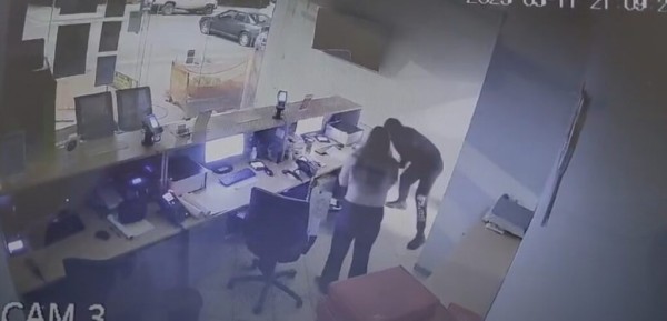 Αγρίνιο: Τα σοκαριστικά πλάνα από την κλοπή σε εταιρεία ταχυμεταφορών- Δείτε βίντεο