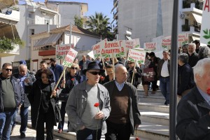 Αγρίνιο: Πορεία, κατάθεση στεφάνων και κόκκινα γαρύφαλλα στη μνήμη των 120 (φωτο)
