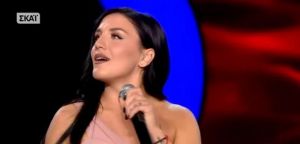 Η Ιουλία Καλλιμάνη εντυπωσίασε και συνεχίζει ακάθεκτη στο The Voice
