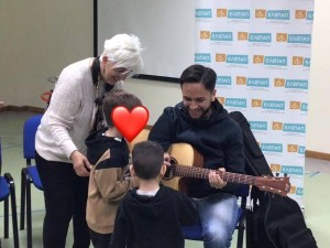 Ο Θοδωρής Κουτσουπιάς σκόρπισε χαρά στα παιδιά της ΕΛΕΠΑΠ Αγρινίου με τα τραγούδια του