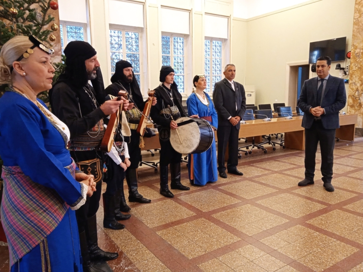 Τα έψαλλαν τα κάλαντα στον Δήμαρχο Αγρινίου ο Σύλλογος Ποντίων Αιτωλ/νίας και η Φιλαρμονική Ορχήστρα