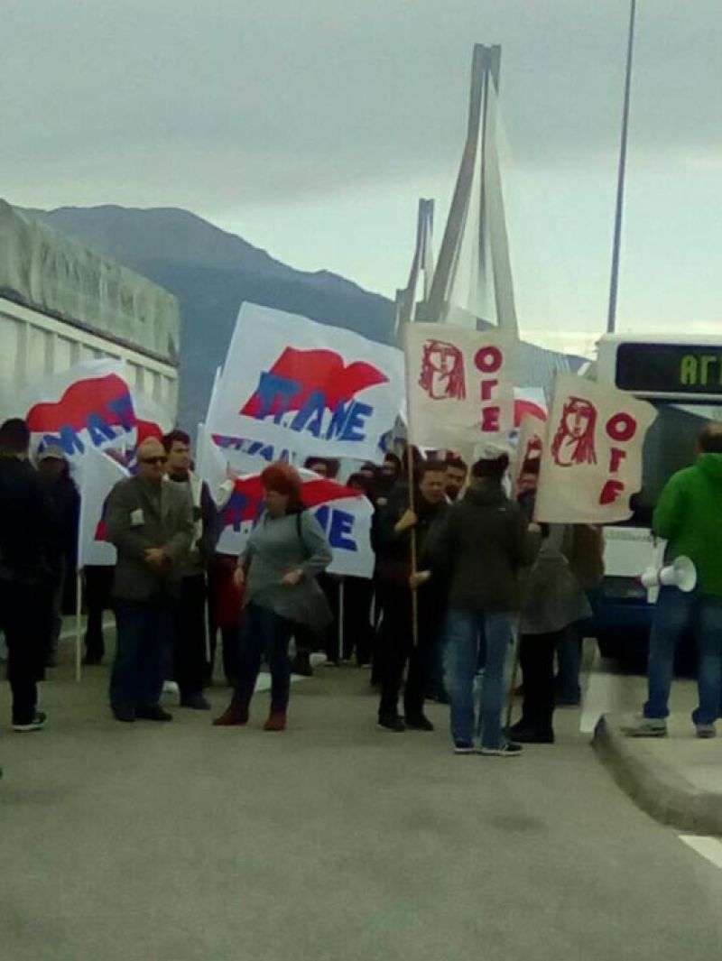 Σήκωσαν τις μπάρες σε Γέφυρα, Κλόκοβα και Αγγελόκαστρο μέλη του ΠΑΜΕ (φωτο)