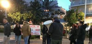 Αγρίνιο: Διαμαρτυρία φοιτητών του Τμήματος ΔΠΦΠ στην πλατεία Δημοκρατίας