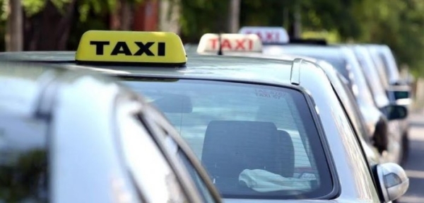 Στήριξη στα ταξί: Μικρή «ανάσα», αλλά δεν παύει τη συζήτηση για το κόμιστρο