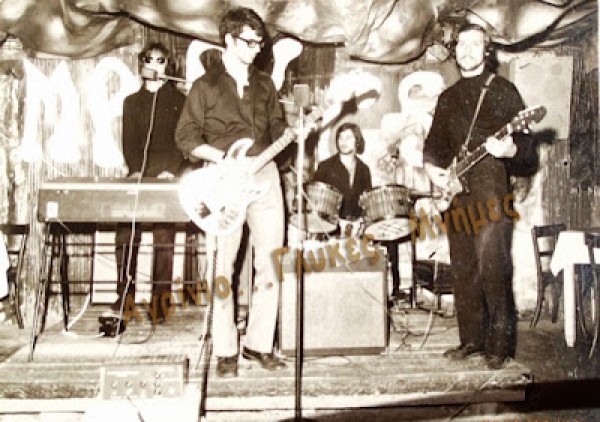 Το αγρινιώτικο συγκρότημα «The Magics» τη δεκαετία του ’60 στο club Σπηλιά, δίπλα στον κινηματογράφο «Ελληνίς»