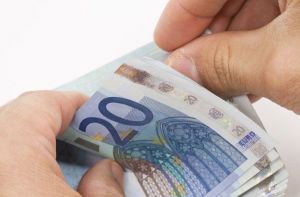 Επίδομα 100 ευρώ το μήνα για στρατιωτικούς, αστυνομικούς και πυροσβέστες