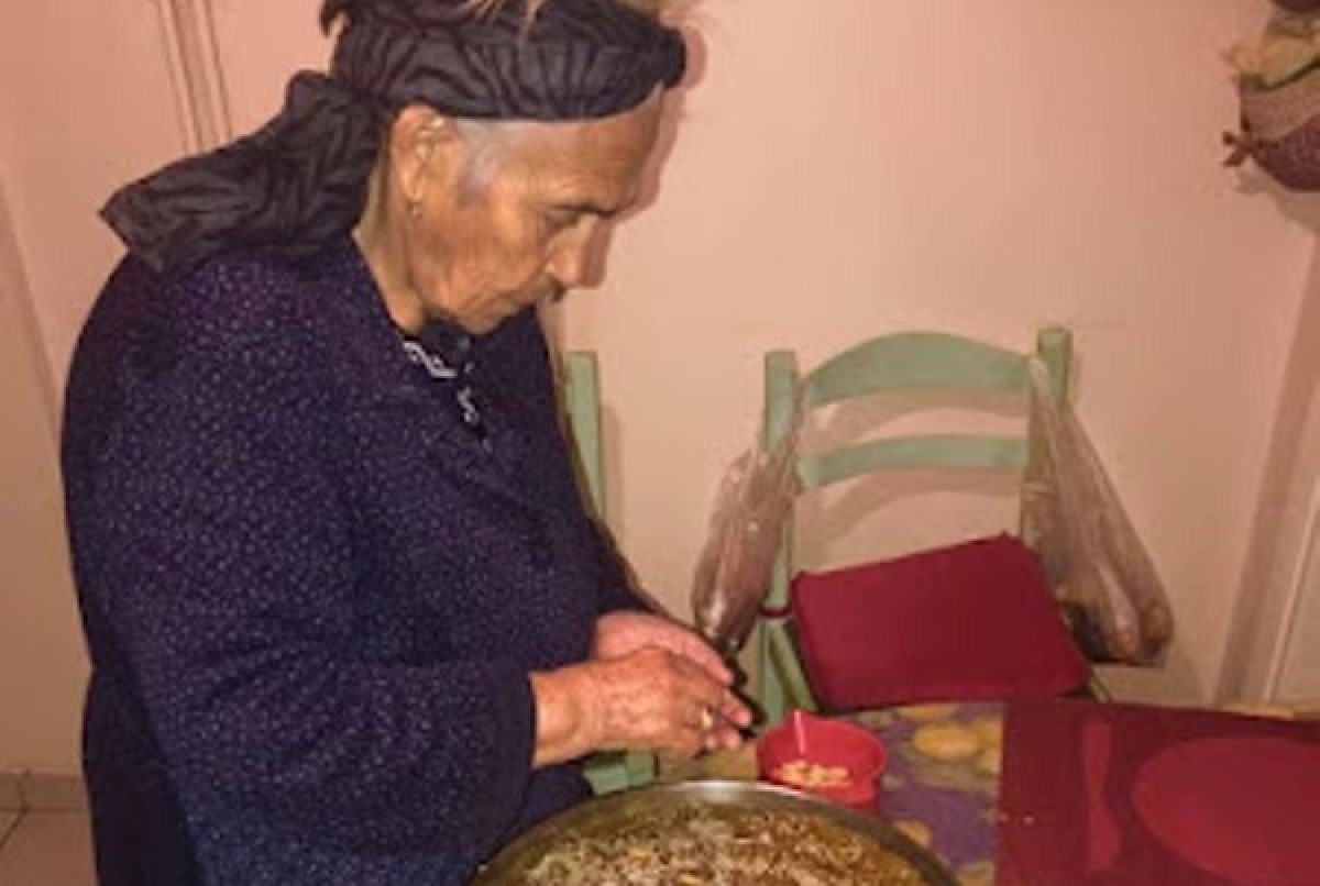 Η κυρα Βούλα έφτιαξε “ρεβανί”: Το παραδοσιακό γλυκό της Κατούνας και του Ξηρομέρου