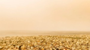 Καιρός σήμερα: Λασποβροχές, αφρικανική σκόνη και ισχυροί άνεμοι