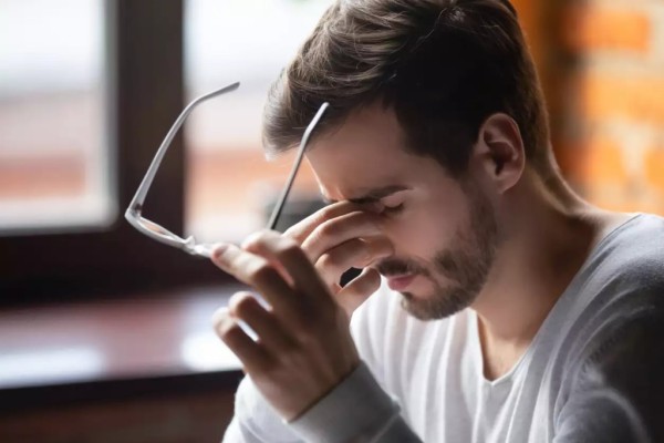 5+1 απλές κινήσεις για σταματήσει ο ενοχλητικός πονοκέφαλος