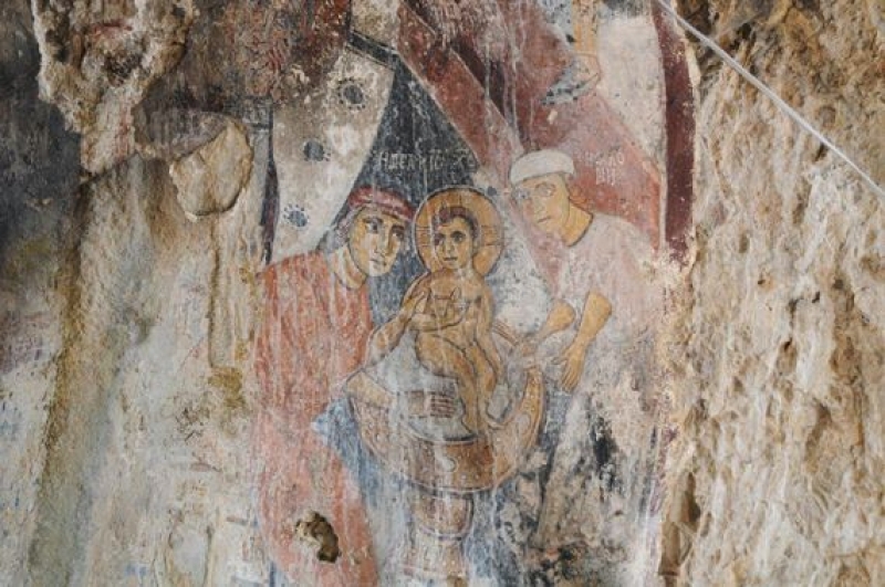 Βραχογραφίες του 9ου αιώνα στο σπήλαιο του «κρεμαστού» Αγίου [βίντεο]