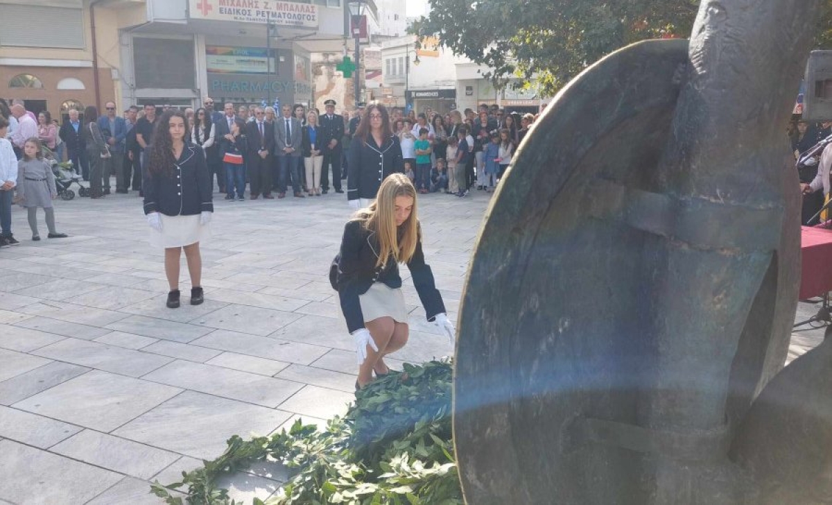 Άρχισαν στο Αγρίνιο οι εκδηλώσεις για την 28η Οκτωβρίου – Κατάθεση στεφάνων στο μνημείο Πεσόντων της πλατείας Δημάδη (εικόνες &amp; βίντεο)