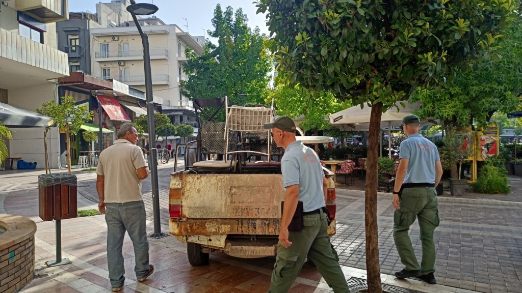 Πώς εξηγεί ο αρμόδιος αντιδήμαρχος την απομάκρυνση τραπεζοκαθισμάτων από την κεντρική πλατεία του Αγρινίου