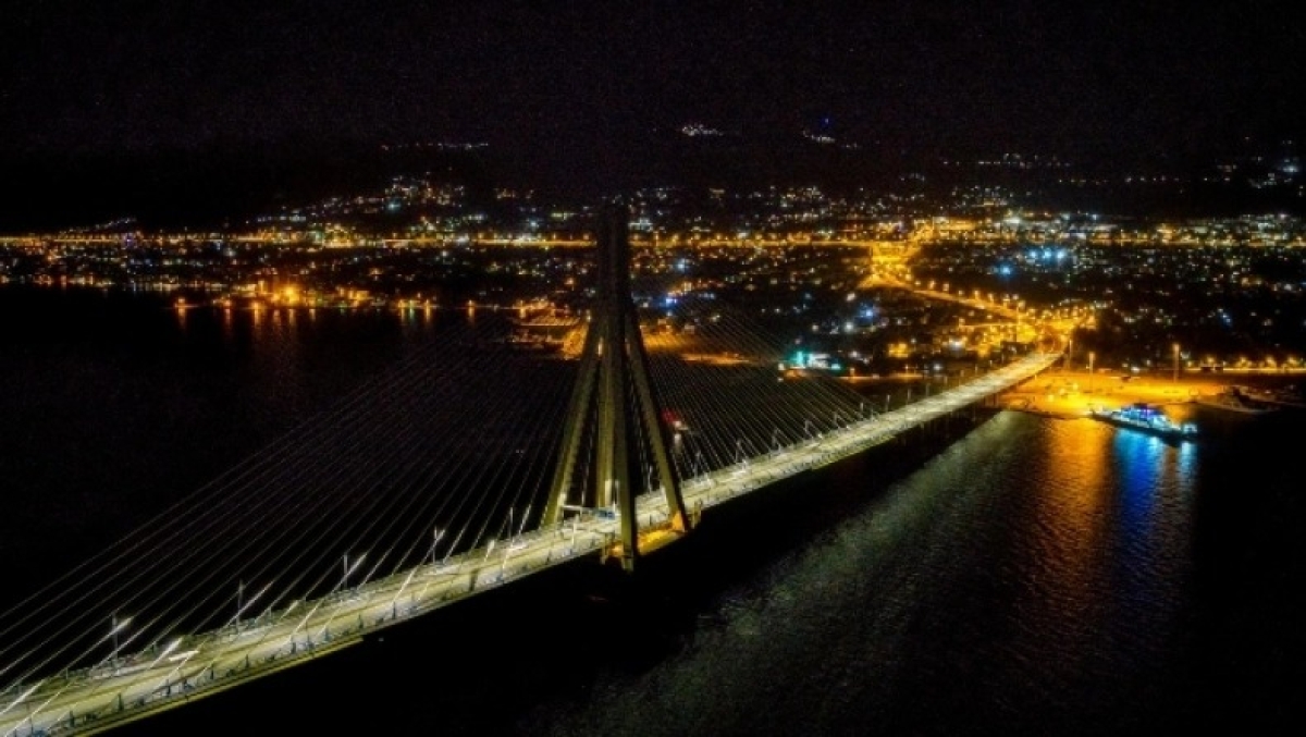 «Πιο ακριβή κι από της Νέας Υόρκης»: Έξαλλοι ξένοι τουρίστες κράζουν τη γέφυρα Ρίου – Αντιρρίου