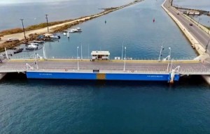 Πλήγμα για τον τουρισμό στο νησί, η κλειστή πλωτή γέφυρα στην Λευκάδα