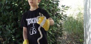 Αμφιλοχία: Ο Παναγιώτης από 4 ετών κυνηγάει ερπετά και παίζει με τα φίδια (video)