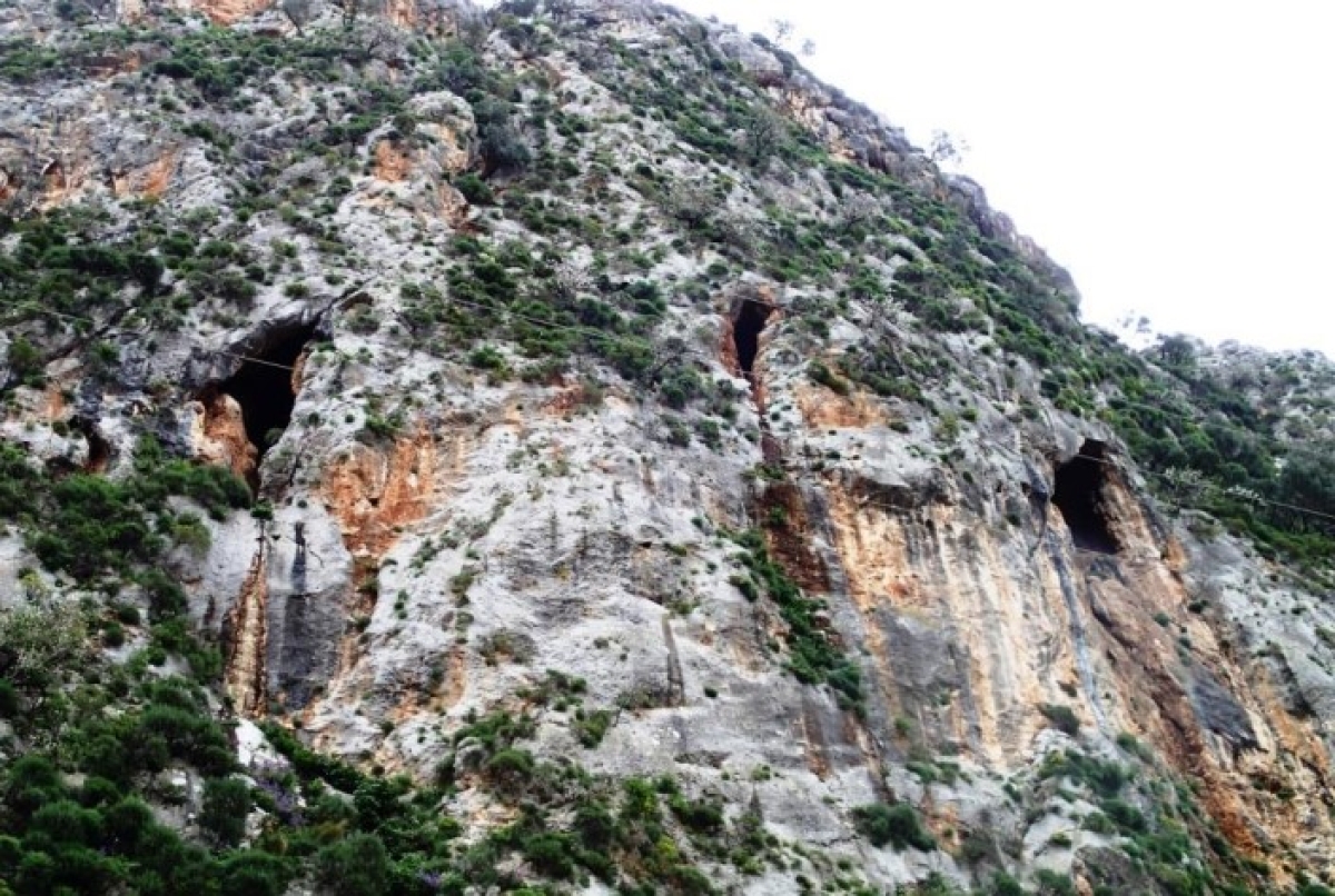 Ξηρόμερο: Εξερευνώντας τα σπήλαια του Βάρνακα (φωτο)