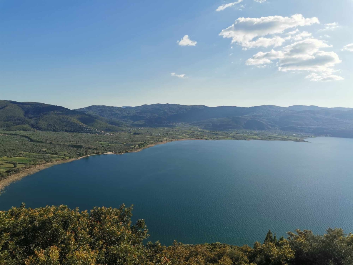 Τριχωνίδα, η γαλήνια λίμνη της Ελλάδας.  Μια εξαιρετική επιλογή για ανοιξιάτικη απόδραση (www.travel.gr)