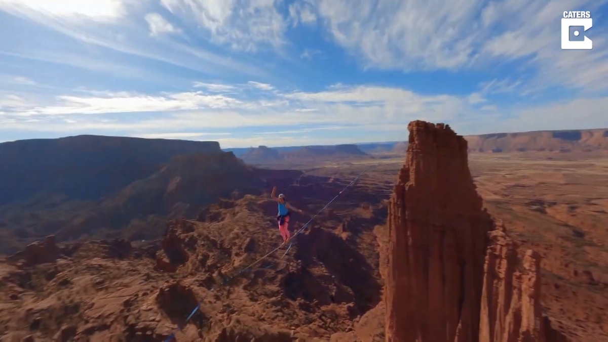 Βίντεο: Άνδρας περπατά πάνω σε σκοινί 300 μέτρα πάνω από το έδαφος