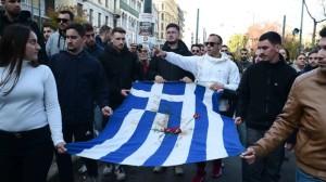 Στην αμερικανική πρεσβεία κατευθύνεται η αιματοβαμμένη σημαία του Πολυτεχνείου – Μετά ξεκινά η πορεία, πάνω από 110 προσαγωγές