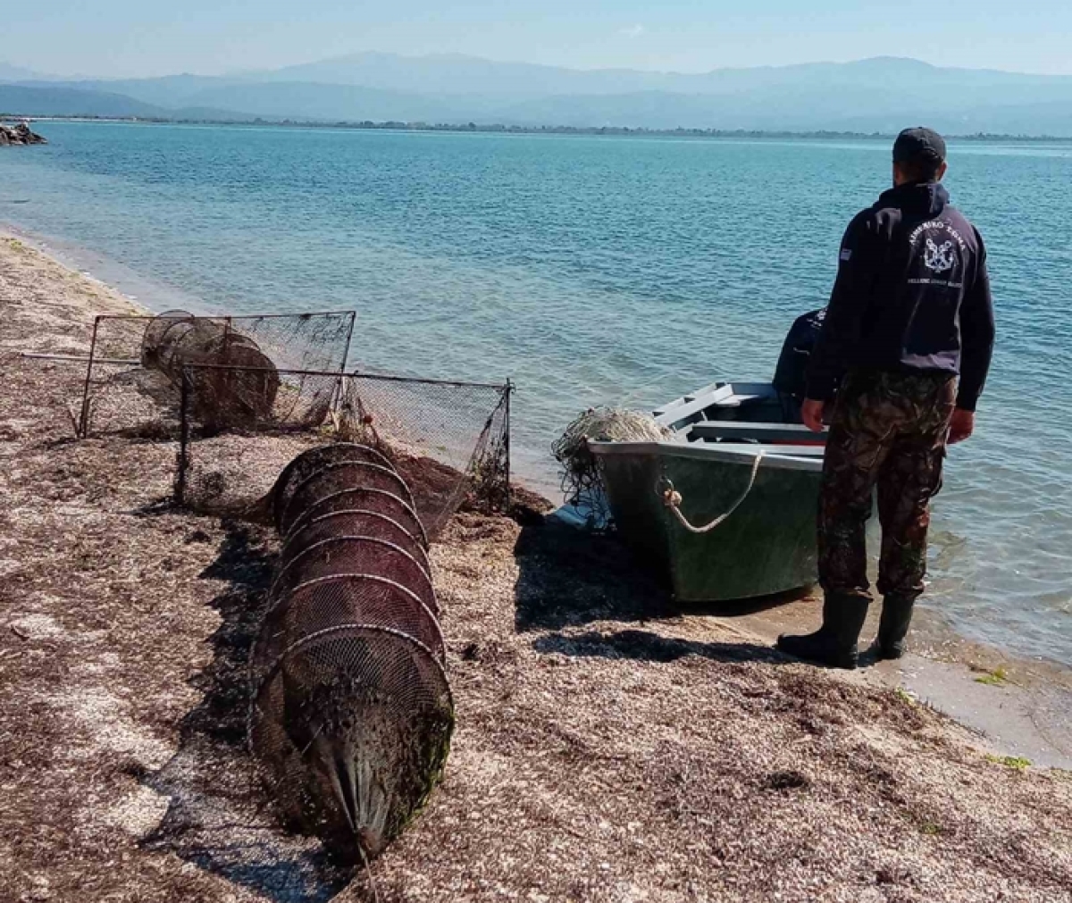 “Επιχείρηση σκούπα” από το Λιμενικό της Αμφιλοχίας για αλιευτικές παγίδες και παράνομα δίχτυα στον Αμβρακικό