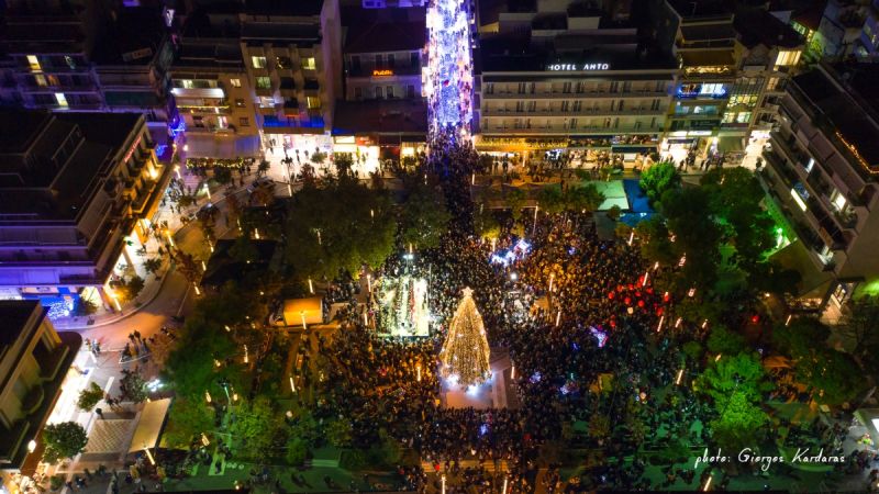 Αγρίνιο 2019: Το Χριστουγεννιάτικο δέντρο στην πλατεία Δημοκρατίας απο ψηλά (φωτο)