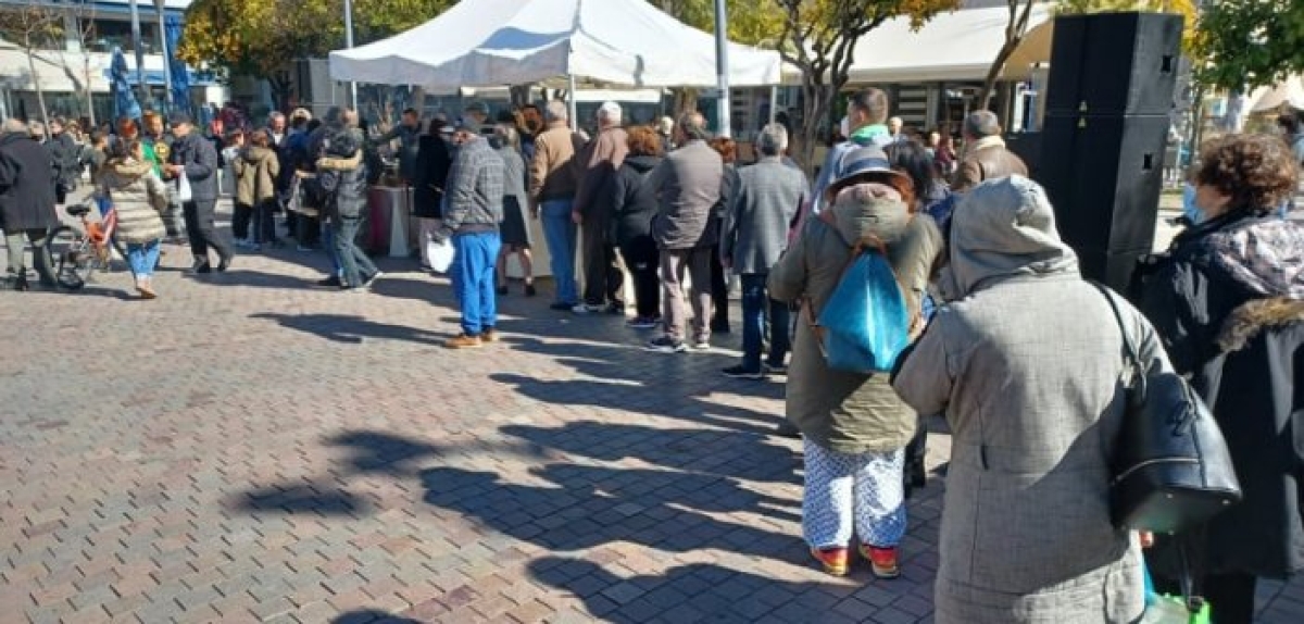 Αγρίνιο: Τσικνοπέμπτη με την ηλιοφάνεια σύμμαχο – Ουρά στην κεντρική πλατεία (εικόνες)