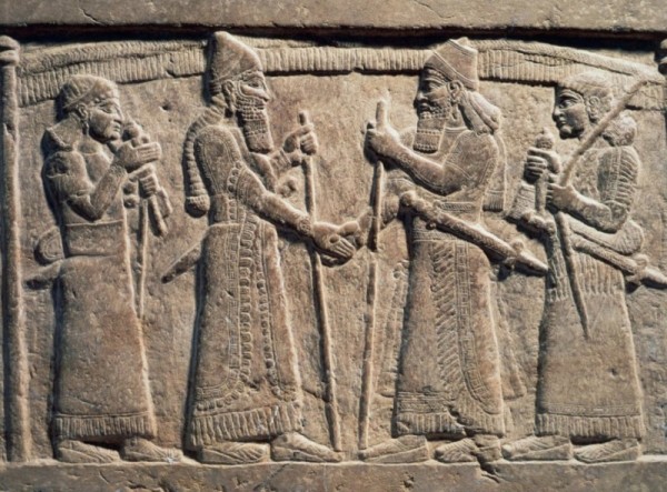 Ποια είναι η ιστορία της χειραψίας; – Ο διαφορετικός λόγος που έδιναν τα χέρια στην αρχαιότητα